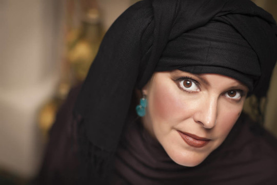 美麗的女人穿著傳統(tǒng)的伊斯蘭罩袍或niqab