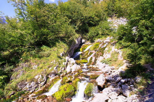 瀑布；Julian Alps