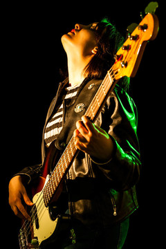 女子在Bass