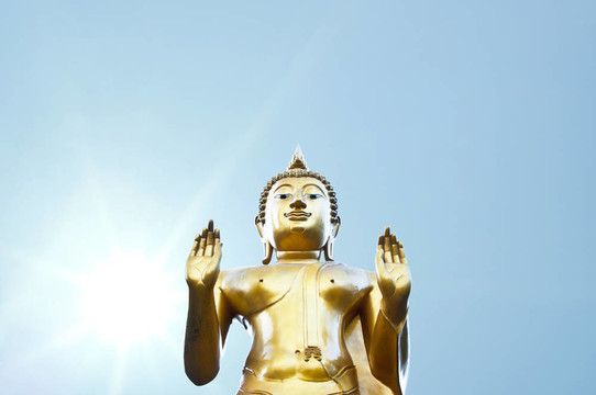 陽(yáng)光下的Golden Buddha。