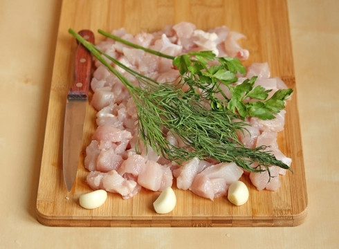 把雞肉用歐芹和大蒜和刀