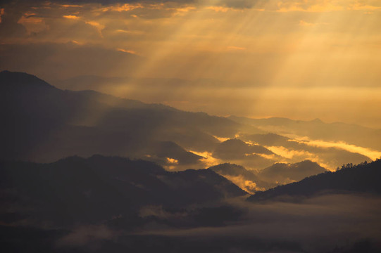 日落與山景觀；光