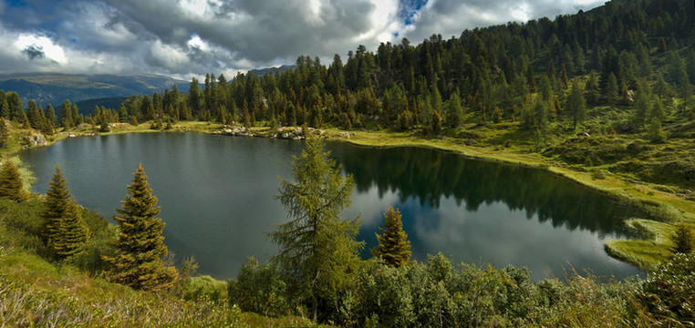 小Colbricon湖；Dolomites