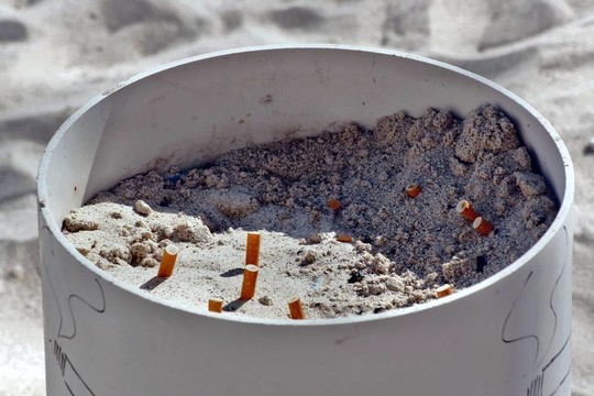 煙灰缸滿滿的煙蒂