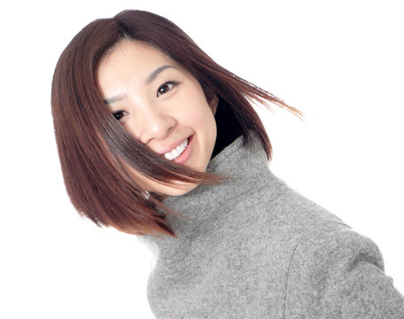 年輕美女面帶微笑快樂(lè)