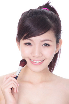 應(yīng)用化妝刷的女性