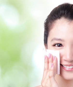 半臉女人用化妝棉卸妝