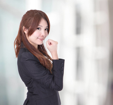 商業(yè)女性用拳頭慶祝成功