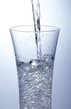 把干凈的水倒入一個玻璃杯