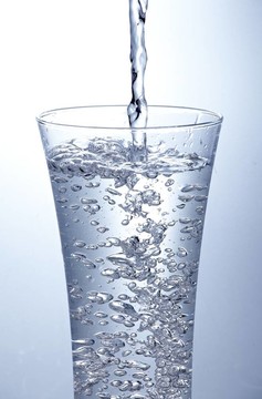 把干凈的水倒入一個玻璃杯
