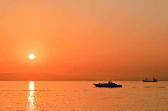 船在夕陽下。