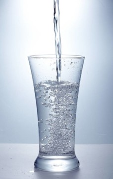把干凈的水倒入一個玻璃杯