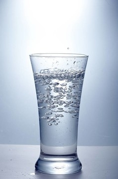 把干凈的水倒入一個玻璃杯