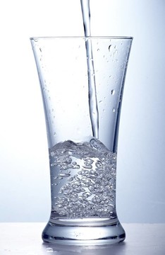把干凈的水倒入一個玻璃杯
