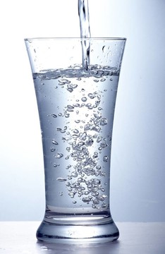 把干凈的水倒入一個玻璃杯