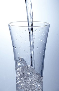 把干凈的水倒入一個玻璃杯
