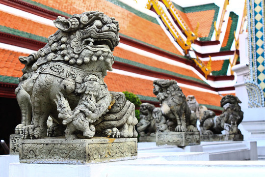 傳統(tǒng)的泰式風(fēng)格的獅子雕像在Wat Phra Kaew