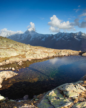 bietschorn山峰反射在小湖泊；Loetschenpass