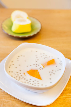 早餐：桌上的牛奶和蛋糕