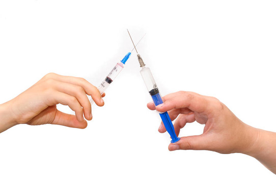 帶注射器的手