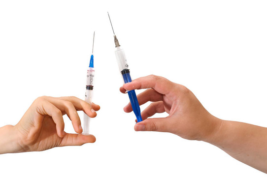 帶注射器的手