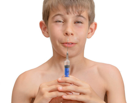 男孩和注射器