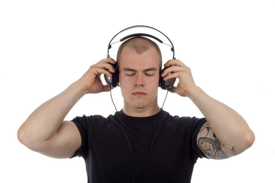 男人聽音樂