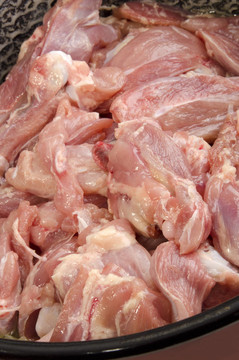 在一個(gè)鍋里的雞肉