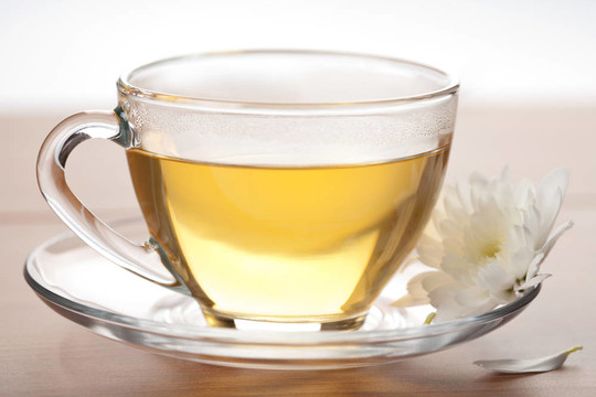 一杯綠茶和白花