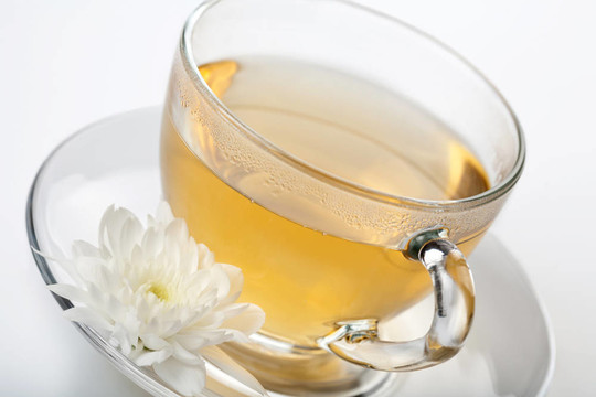 一杯綠茶和白花