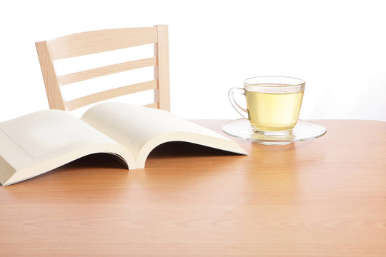 茶幾上的書和書