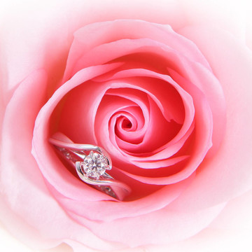 浪漫粉紅玫瑰鉆石結(jié)婚戒指
