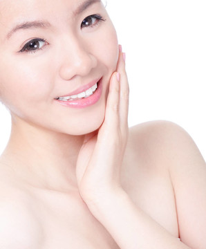 女人用健康的皮膚撫摸她漂亮的臉蛋