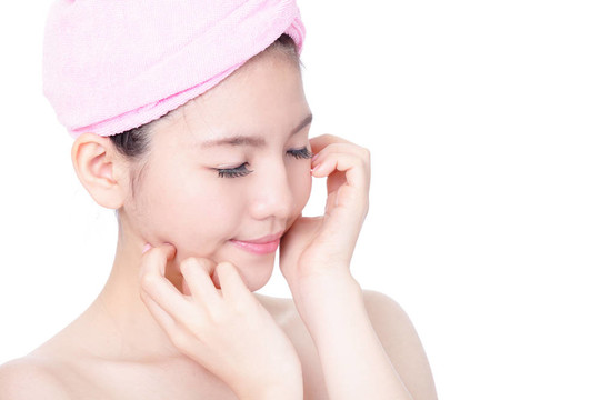 女子沐浴后放松身心享受SPA