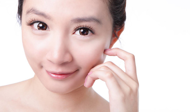 護(hù)膚女人微笑和手觸摸臉