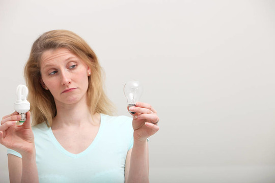 女子盯著白熾燈泡