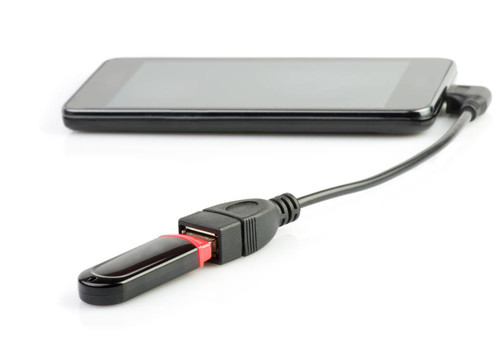 插入電腦閃存驅(qū)動器的移動電話。