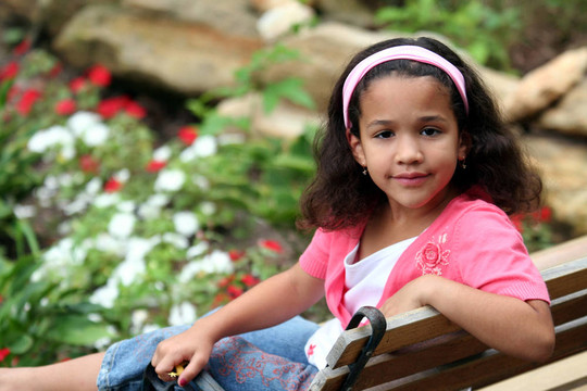 坐在席家花園的女孩