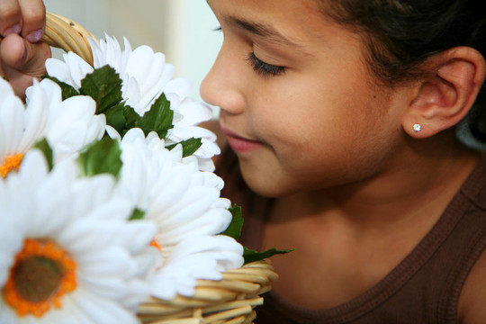 女孩Smelling Flowers