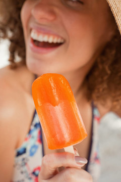 Orange Popsicle由一個(gè)微笑的年輕女人