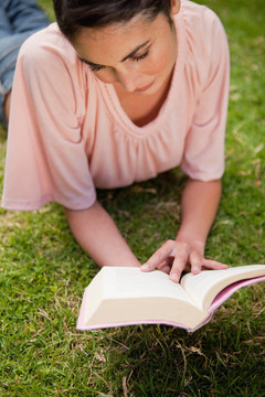 躺在草地上看書的女人