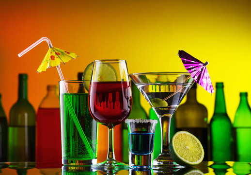 酒吧上不同的酒精飲料和雞尾酒
