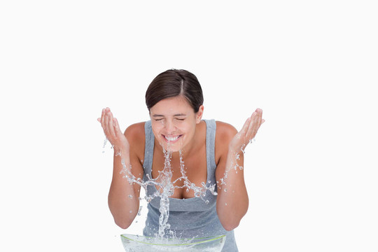 十幾歲的青少年站在一碗水，而飛濺