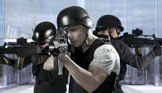 警方打擊恐怖主義；兩名士兵在商業(yè)大樓