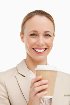 一个穿着一件外卖咖啡的女人的肖像