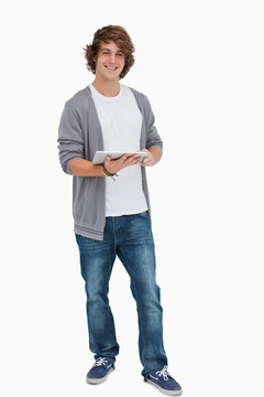 男學生一邊拿著觸摸墊一邊擺姿勢