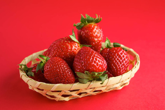 Strawberry在柳條筐
