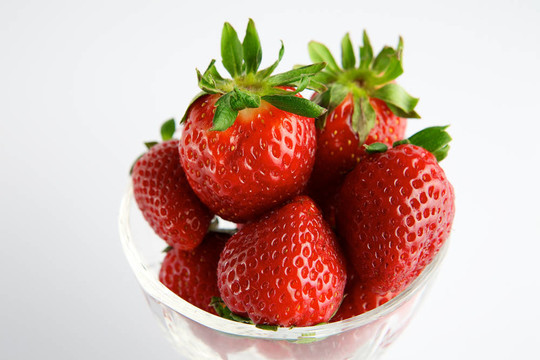 白色背景玻璃容器中的Strawberry