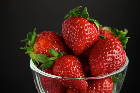 黑色背景玻璃容器中的Strawberry