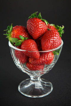 黑色背景玻璃容器中的Strawberry